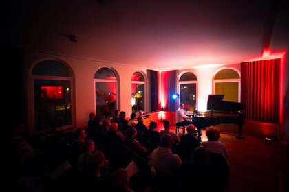 Der Pianist Juan Peñalver Madrid bei einem Konzert in Kunstmuseum Wolfsburg.