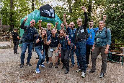 Glückliche Finisher vor dem Zielbogen der FirmenWanderTage.