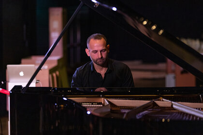 Der Pianist Juan Peñalver Madrid bei einem Konzert in Kunstmuseum Wolfsburg.