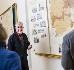 Dr. Bernd Wedemeyer bei einer Führung im Schlossmuseum