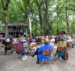 Gottesdienst-Atmosphäre unter den Bäumen im Stadtpark, Foto: privat