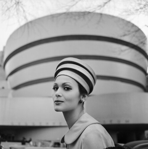 Tony Vaccaro, The Guggenheim Hat, New York, 1960