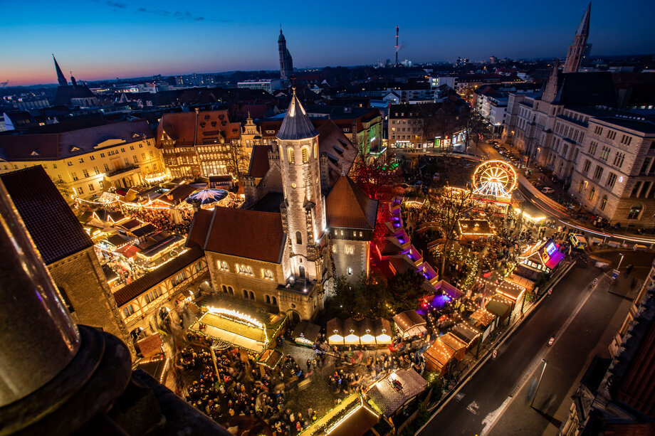 Blick auf den Braunschweiger Weihnachtsmarkt vom Ratgausturm