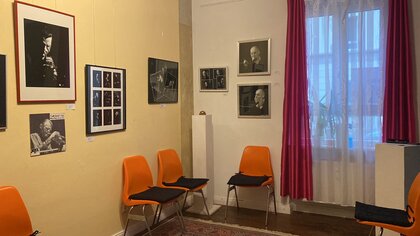 Blick in den Lesungsraum mit Ausstellung T. Ammerpohl