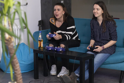 zwei Frauen spielen ein Videospiel