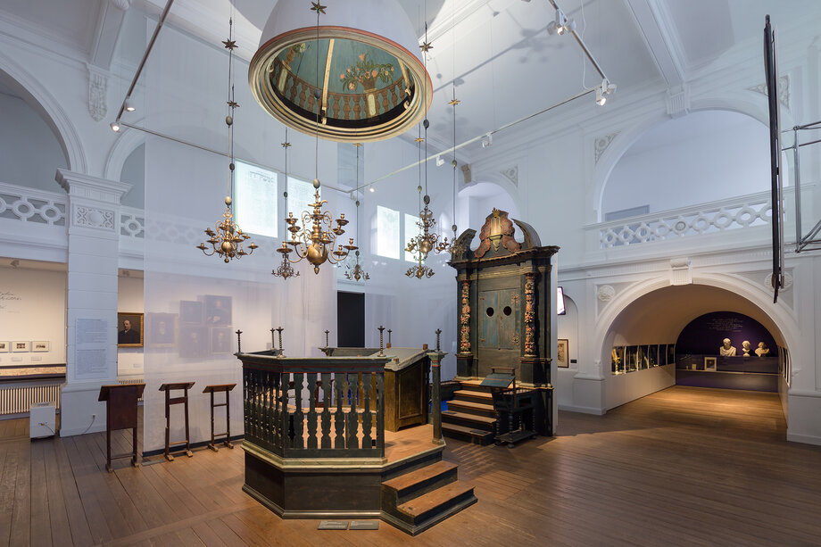 Blick auf die barocke Inneneinrichtung der ehemaligen Hornburger Synagoge im Braunschweigischen Landesmuseum