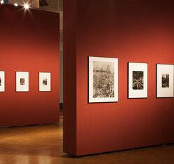 Blick in die Ausstellung „Alte Neue Welt. Fotografien von Andreas Feininger“ im Lichthof des Städtischen Museums Braunschweig